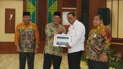 Terbaik II Kinerja Pelaksanaan Anggaran, Gubernur Serahkan Penghargaan Kepada Kakanwil Kemenkumham Kalsel